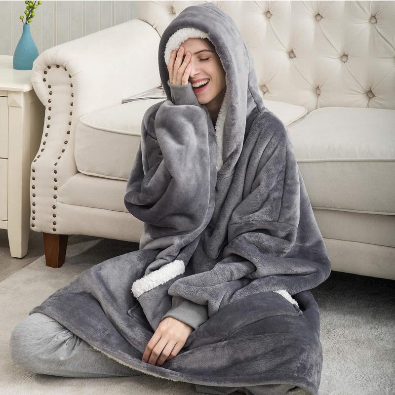 Kobieta relaksująca się w szarej bluzie-kocu oversize