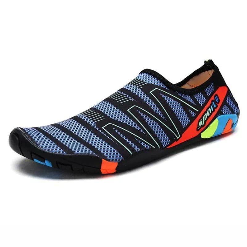Szybkoschnące buty plażowe unisex na jasnym tle, prezentacja modelu