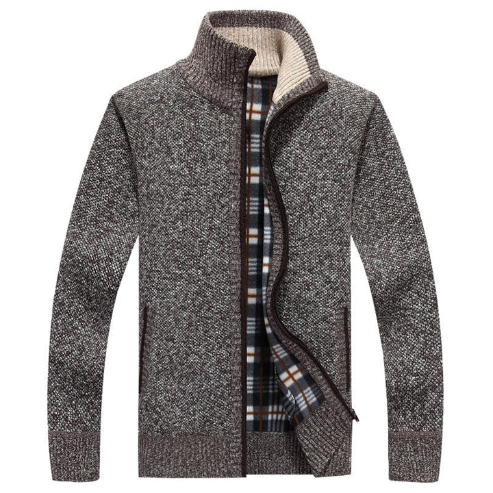 Elegancki sweter męski ze stójką, zbliżenie na materiał