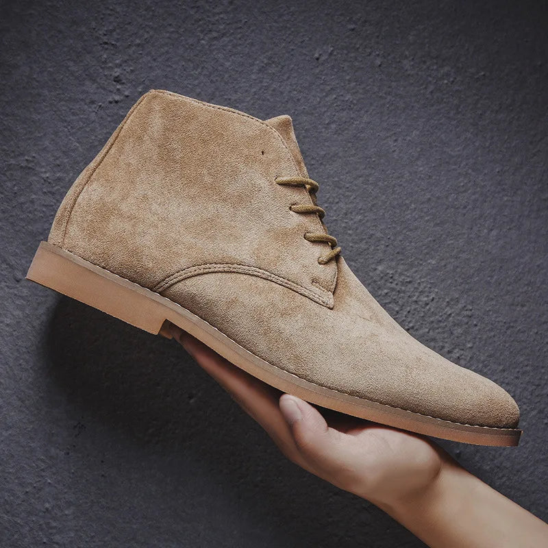 Brązowe męskie buty chukka pokazane z profilu w dłoni