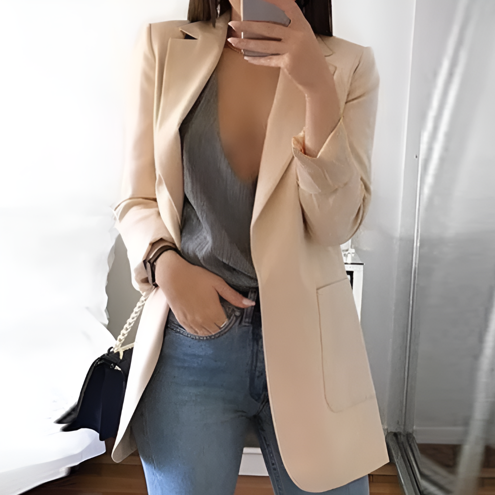 Kobieta w eleganckiej beżowej marynarce i jeansach