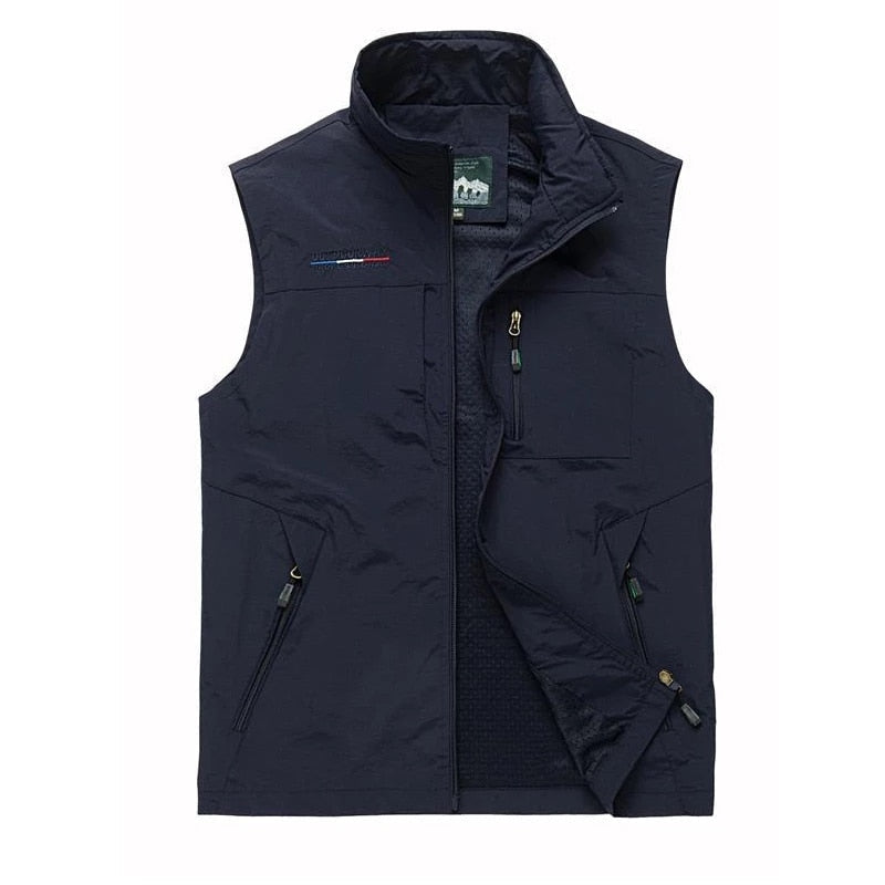 Tył męskiego bezrękawnika turystycznego w odcieniu zieleni, odzież outdoor