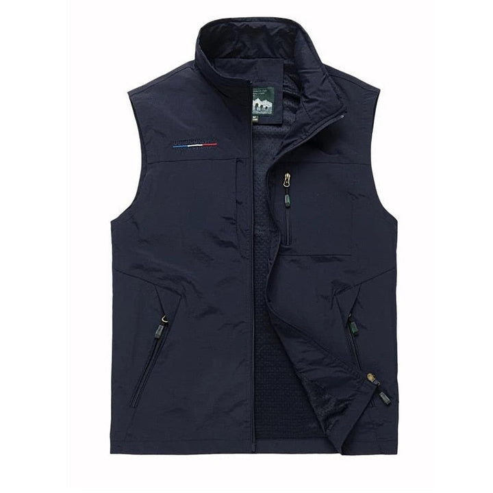 Tył męskiego bezrękawnika turystycznego w odcieniu zieleni, odzież outdoor