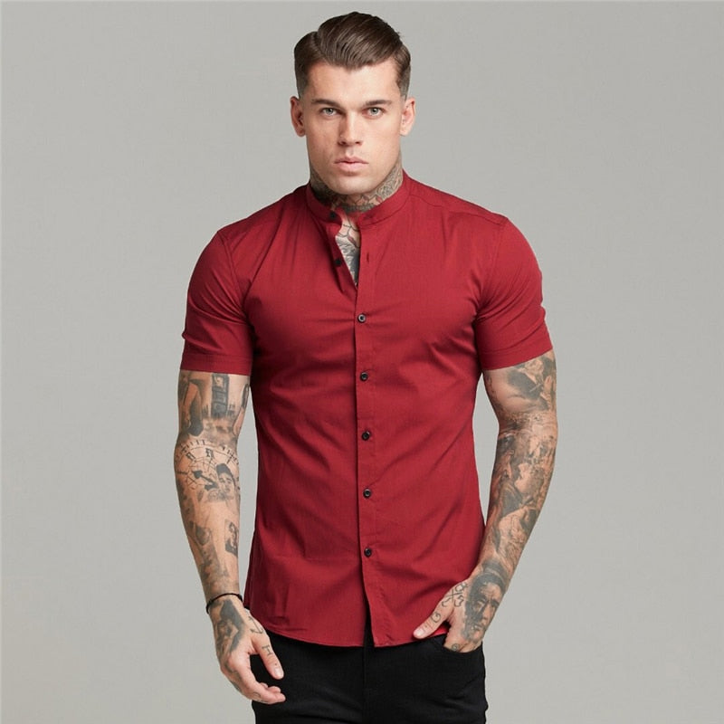 Mężczyzna w czerwonej koszuli slim fit z krótkim rękawem