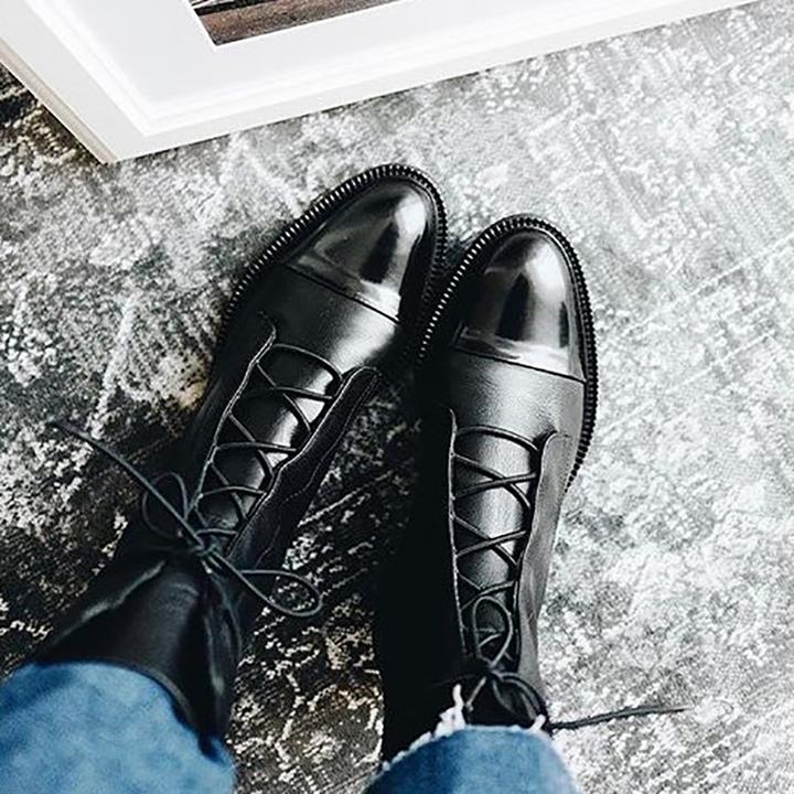 Wygodne buty damskie z ozdobnym wiązaniem, zbliżenie na fakturę materiału