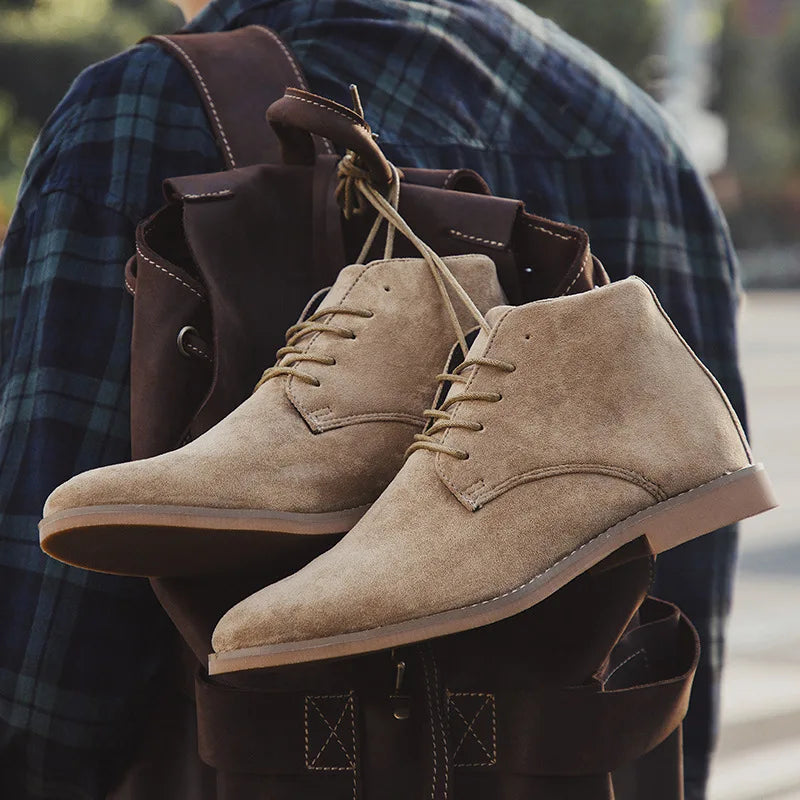 Męskie buty chukka w kolorze khaki trzymane w plenerze