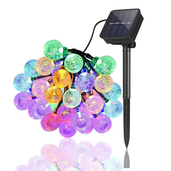 Dekoracja tarasu w postaci sznura żarówek solarnych