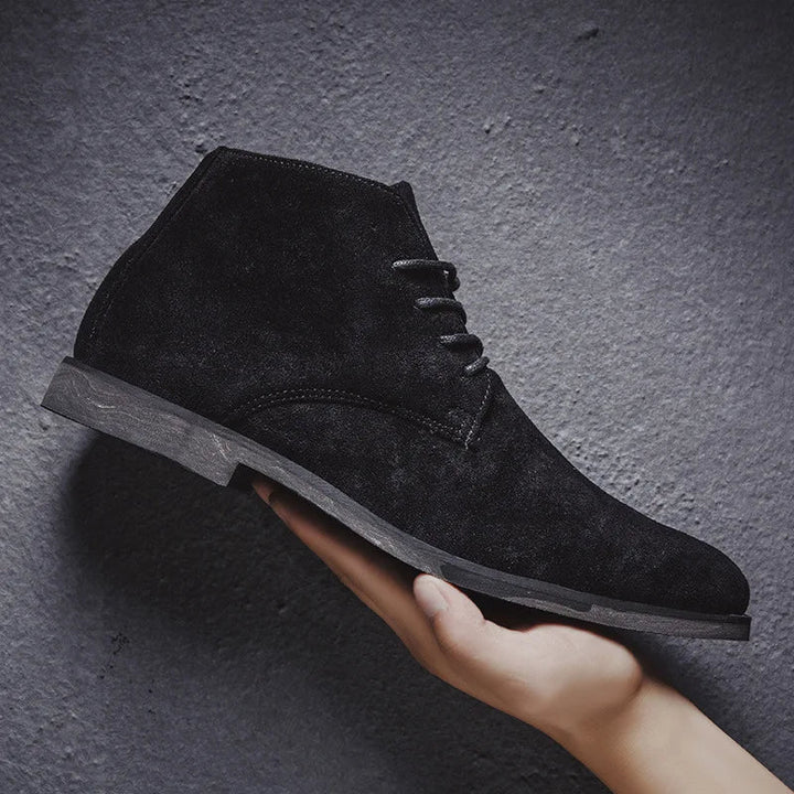 Czarne męskie buty chukka zaprezentowane na ciemnym tle