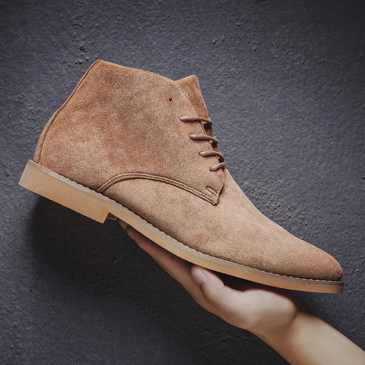 Eleganckie casualowe buty męskie, podeszwa i tył sznurowanych botków chukka
