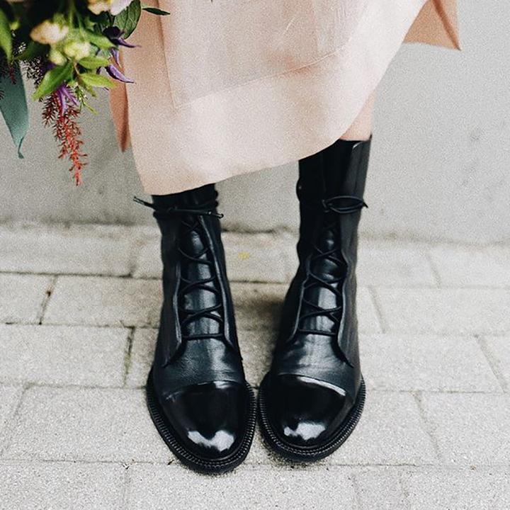 Eleganckie buty sznurowane damskie w kolorze brązowym, ujęcie pod kątem