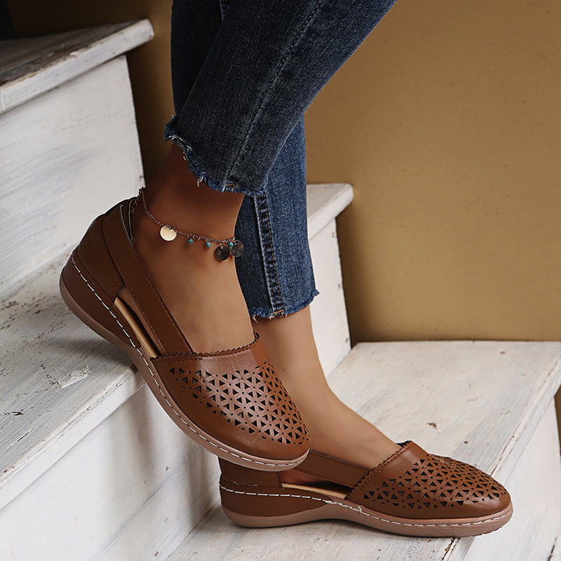 Wygodne buty damskie wsuwane typu espadryle prezentowane od spodu, pokazujące antypoślizgową podeszwę.