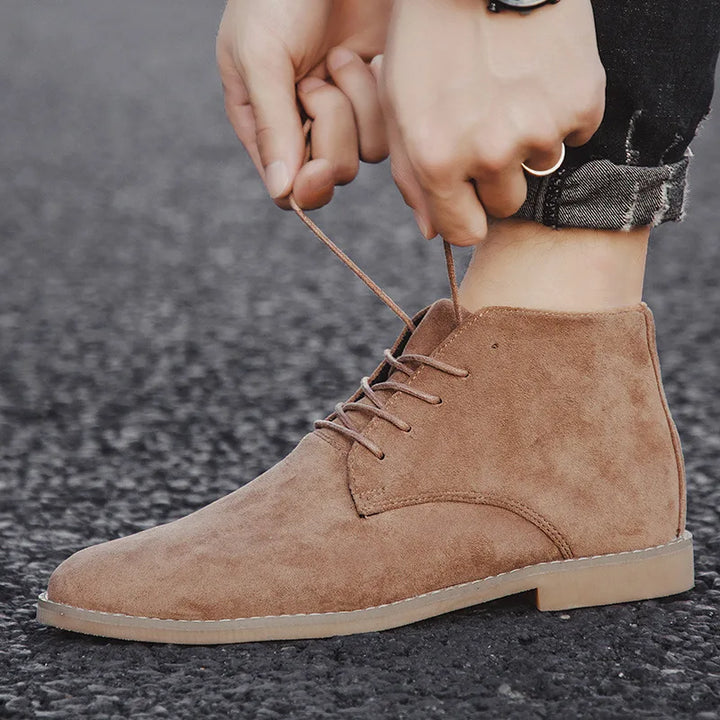Męskie buty chukka, sznurowane botki codzienne w ujęciu z boku, brązowe obuwia męskie casual