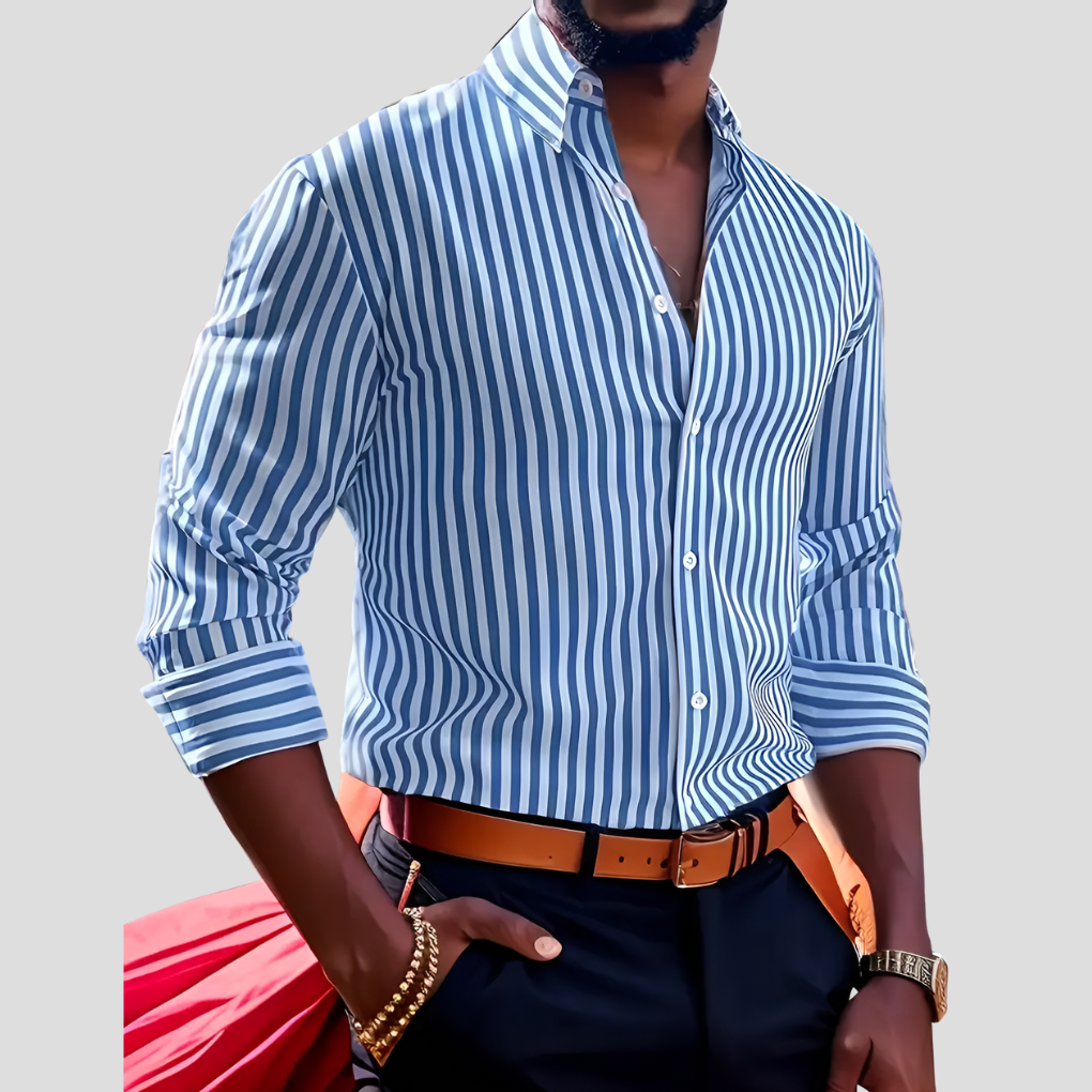 Mężczyzna w eleganckiej koszuli w niebieskie paski prezentujący stylizację w stylu smart casual