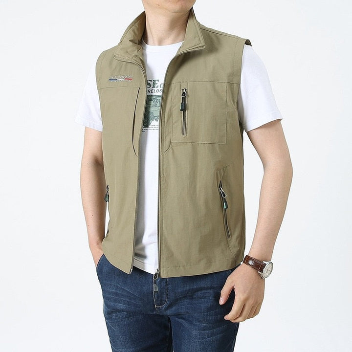 Męska kamizelka outdoorowa w kolorze khaki prezentowana na modelu