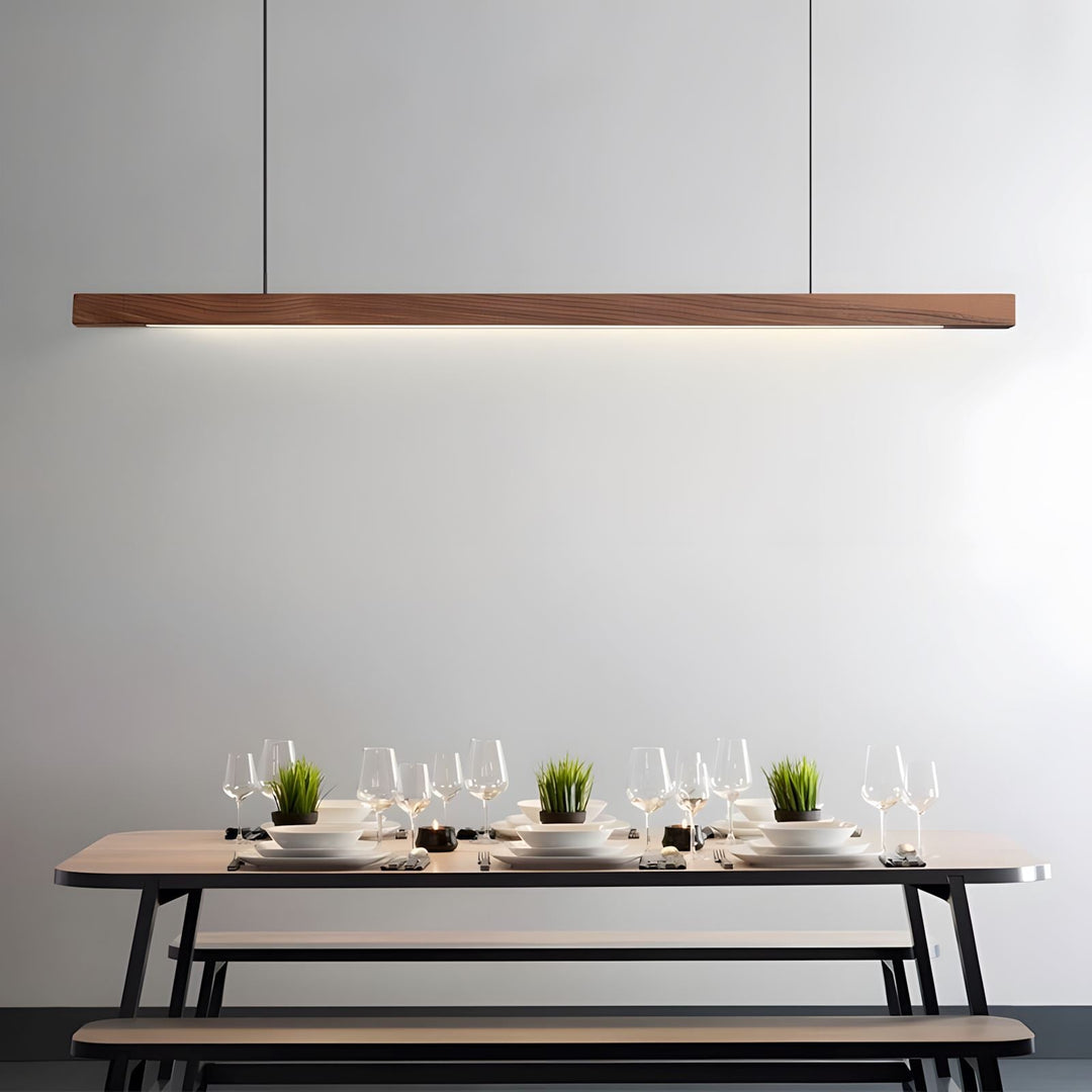 Nowoczesna lampa wisząca zamontowana nad eleganckim stołem w jadalni