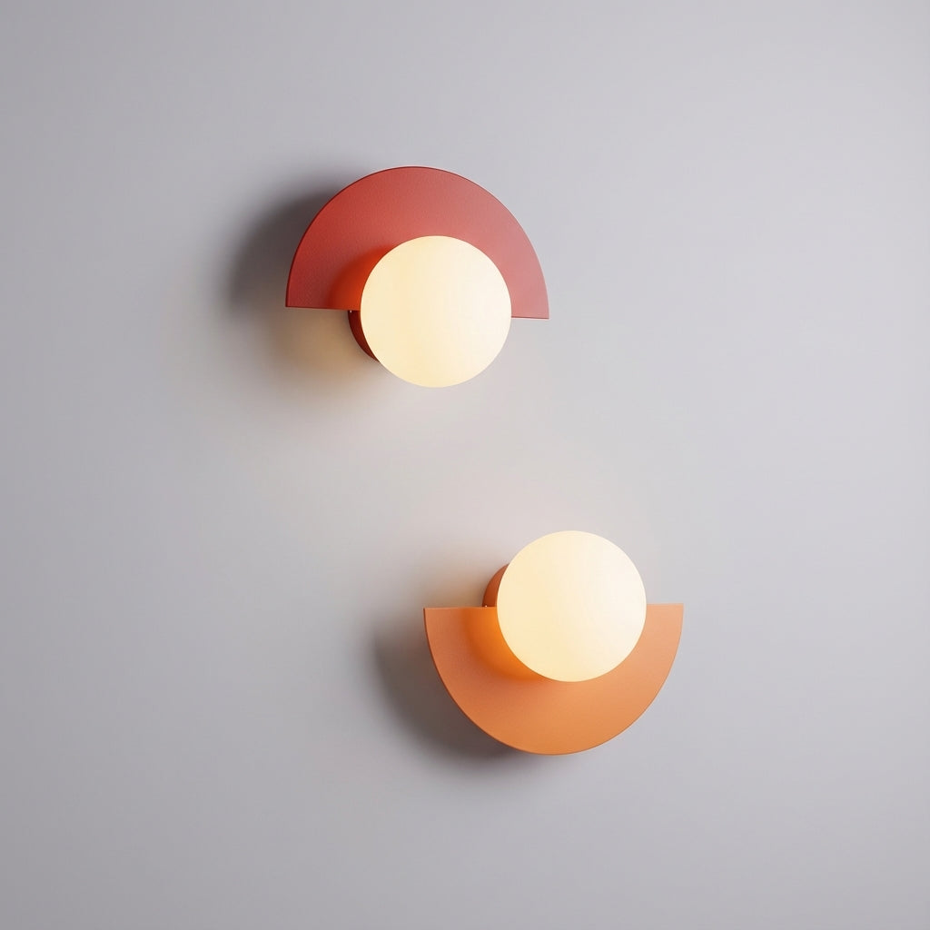 Prezentacja ściennych lamp LED Haloform o półokrągłym kształcie z włączoną ciepłą i chłodną barwą światła.