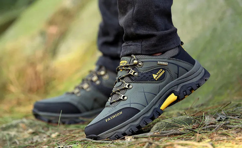 Męskie wodoodporne buty trekkingowe w kolorze khaki wojskowym na leśnym szlaku