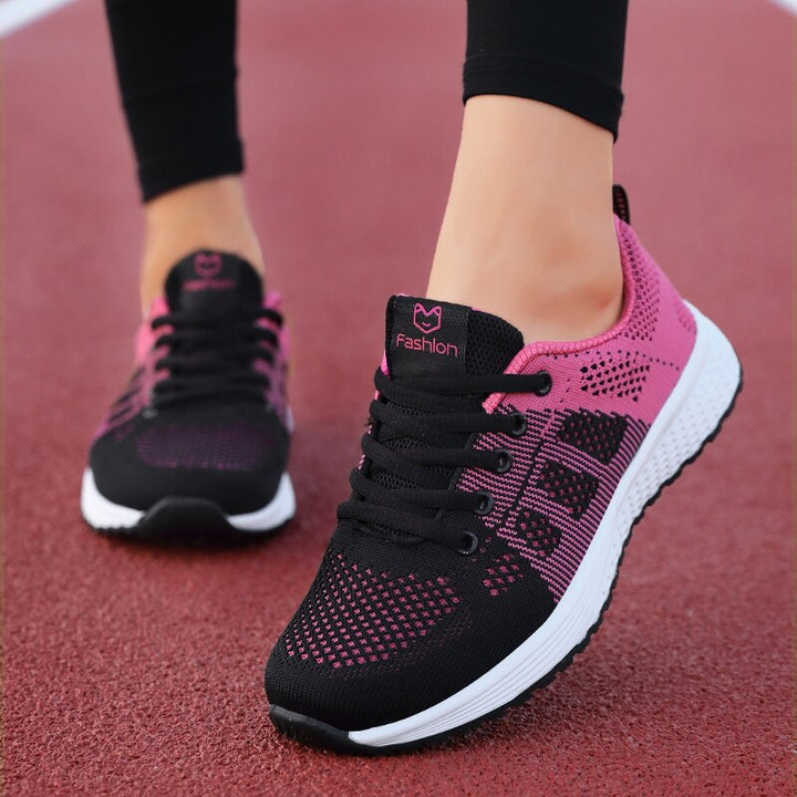 Damskie czarno-różowe buty sportowe z oddychającą siateczką na stopie modelki