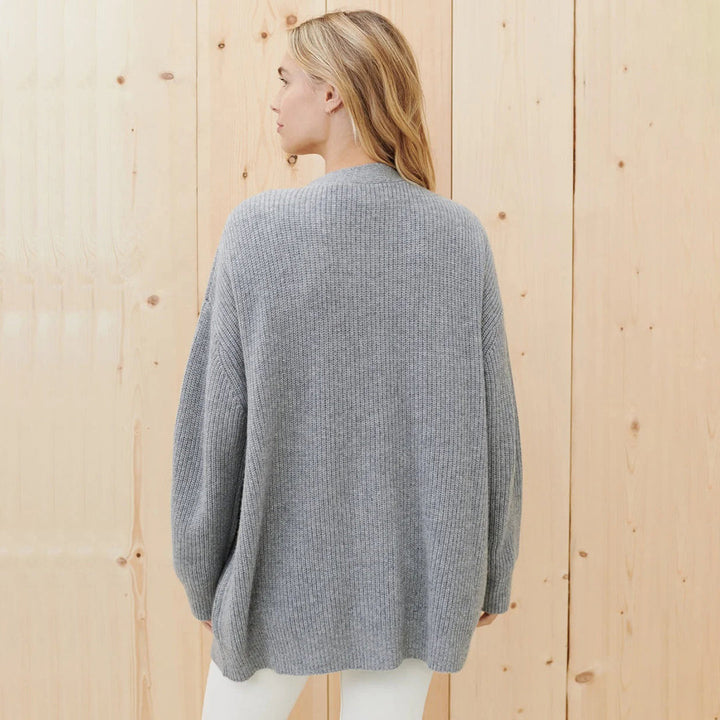 Wygodny sweter damski, detale splotu dzianiny