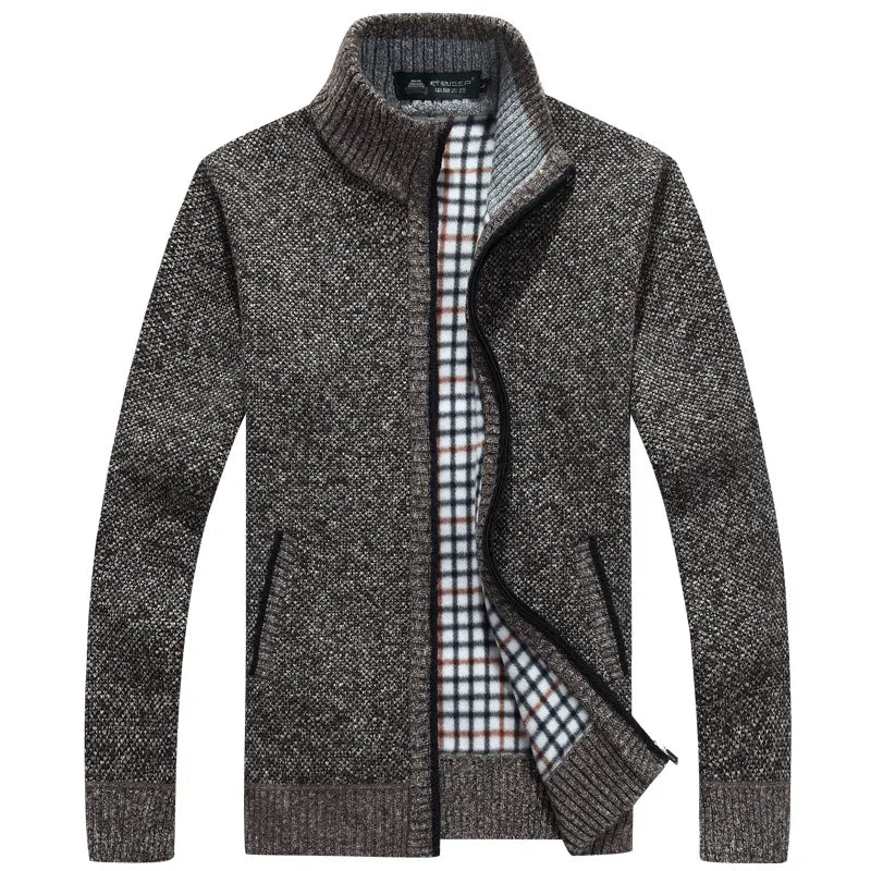 Casualowy sweter rozpinany męski, stylizacja w neutralnym otoczeniu