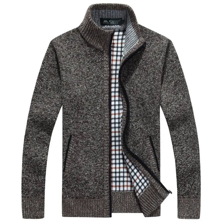 Casualowy sweter rozpinany męski, stylizacja w neutralnym otoczeniu