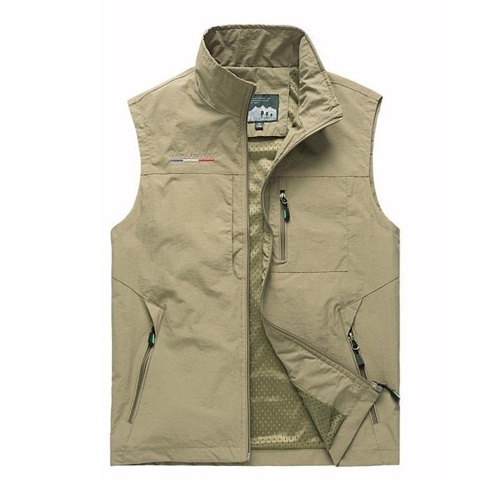 Detal zapięcia i kieszeni na męskiej kamizelce outdoorowej w stylu cargo
