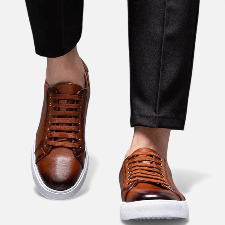 Mężczyzna w brązowych sneakersach Herman z kontrastową podeszwą