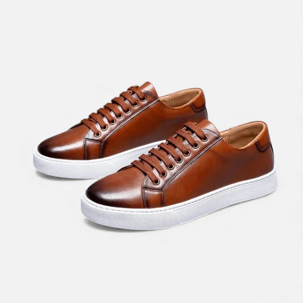 Para brązowych męskich sneakersów Herman na jasnym tle