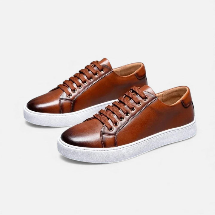 Para brązowych męskich sneakersów Herman na jasnym tle