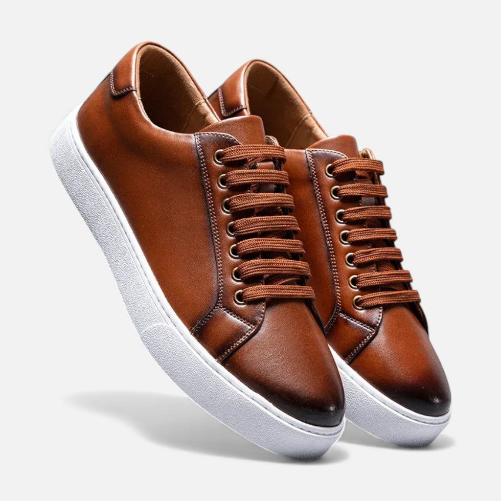 Zbliżenie na męskie brązowe sneakersy Herman z sznurowadłami