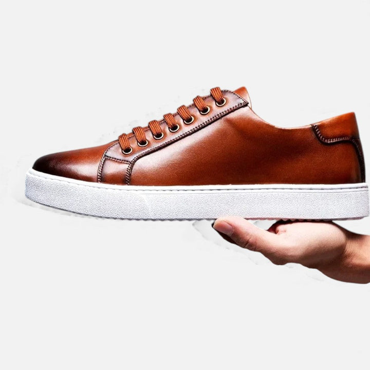 Brązowe sneakersy męskie casual w modnym odcieniu do codziennych stylizacji