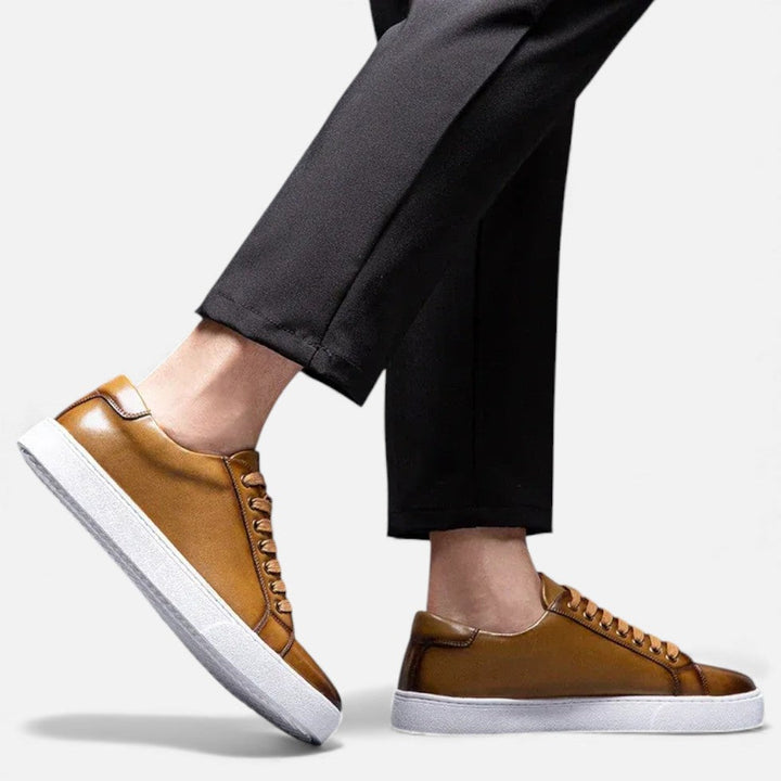 Eleganckie czarne buty męskie codzienne pasujące do jeansów
