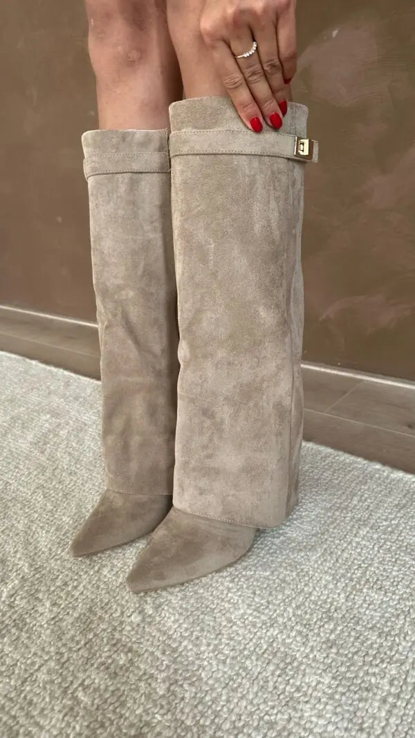Damskie kozaki z długą cholewką i klamrą w ujęciu z boku, buty zimowe