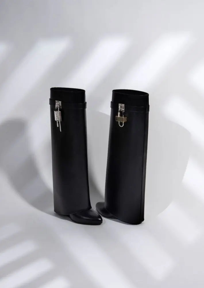 Wysokie czarne kozaki na platformie, eleganckie buty damskie zimowe