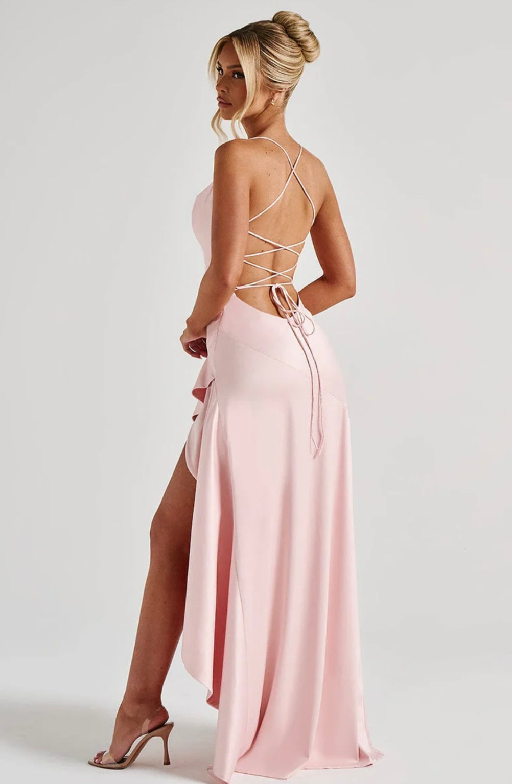Elegancka sukienka damska maxi wstylu glamour, stylizacja