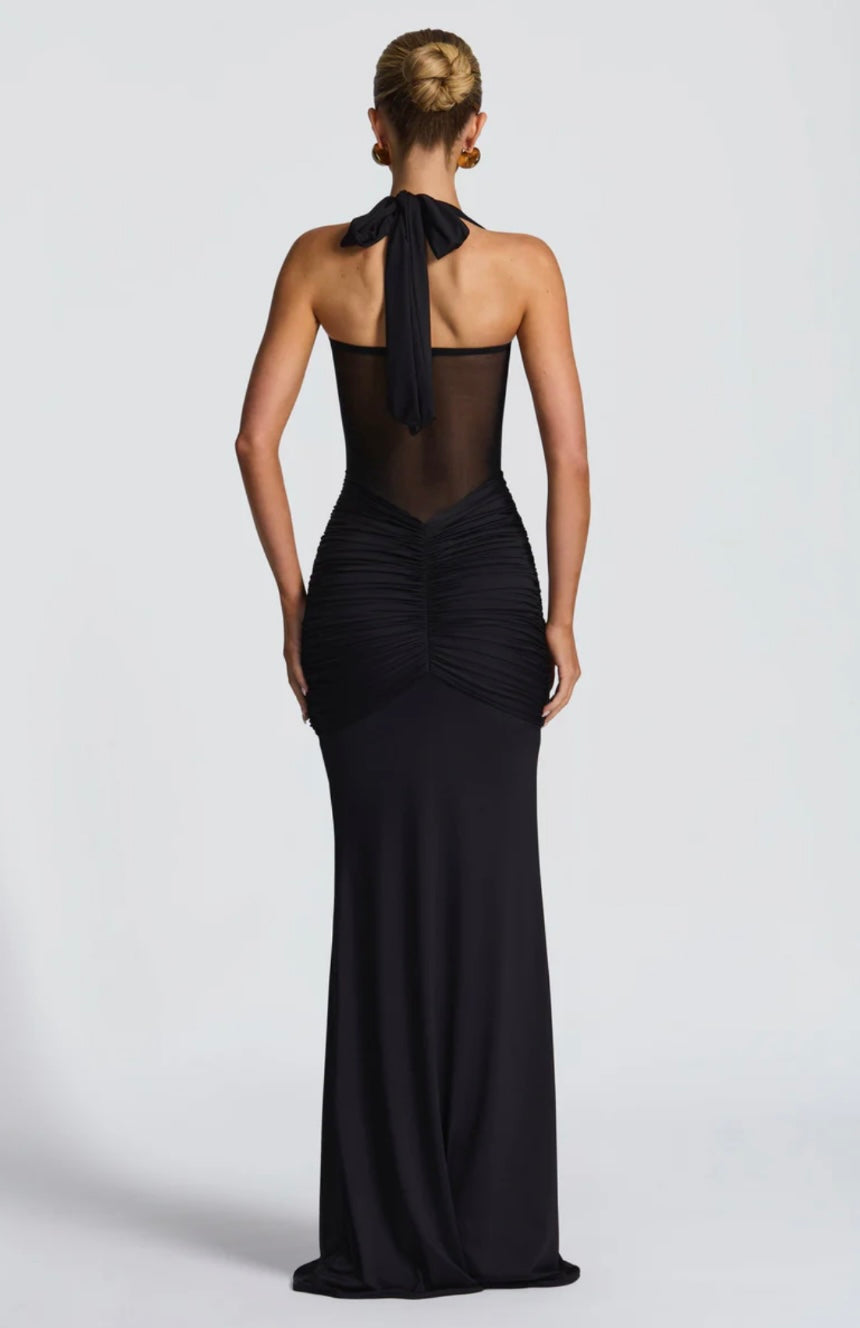 Elegancka sukienka na wesele z dekoltem halter i krojem maxi