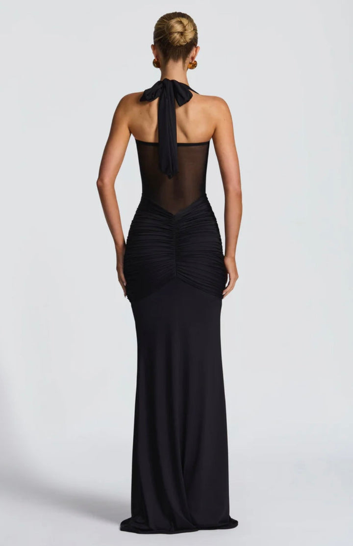 Elegancka sukienka na wesele z dekoltem halter i krojem maxi