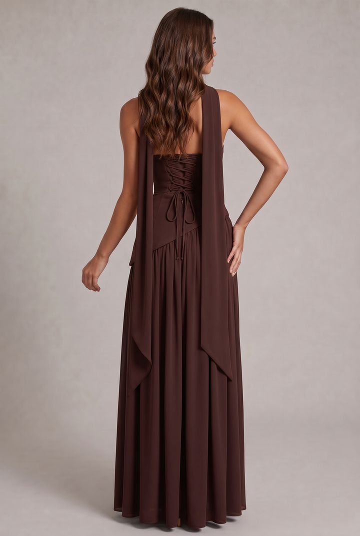 Elegancka sukienka maxi bez ramiączek z efektownym drapowaniem