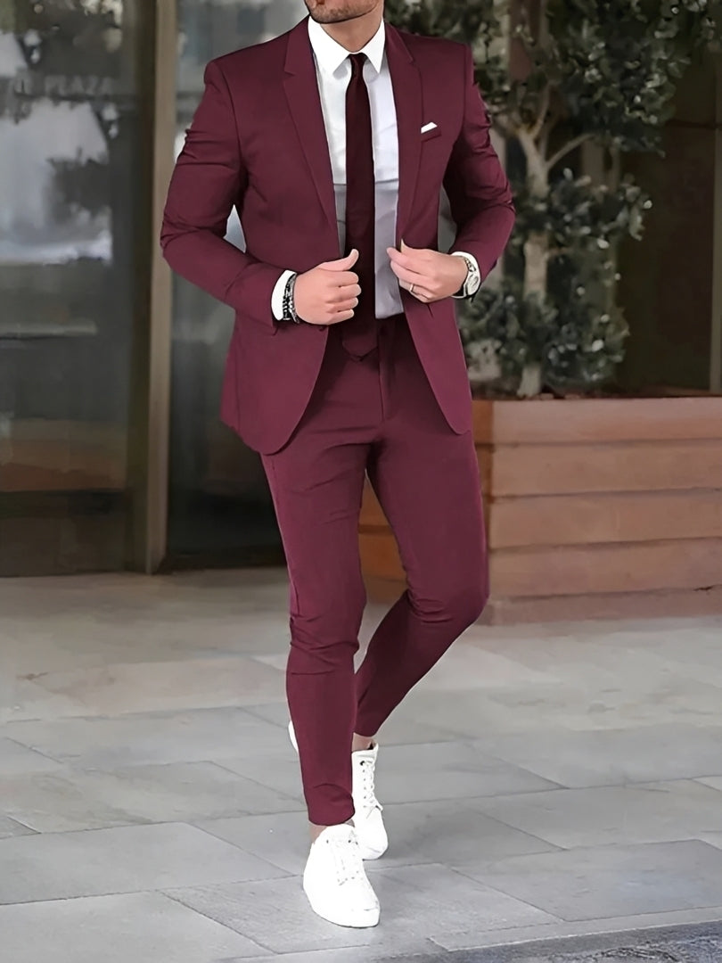 Mężczyzna w czerwonym garniturze ślubnym slim fit Zion z dopasowanymi spodniami