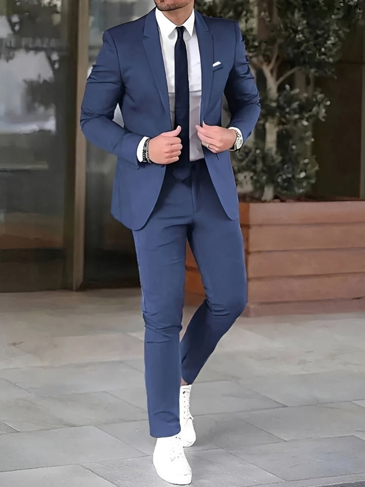 Mężczyzna w niebieskim garniturze męskim slim fit Zion na formalne okazje