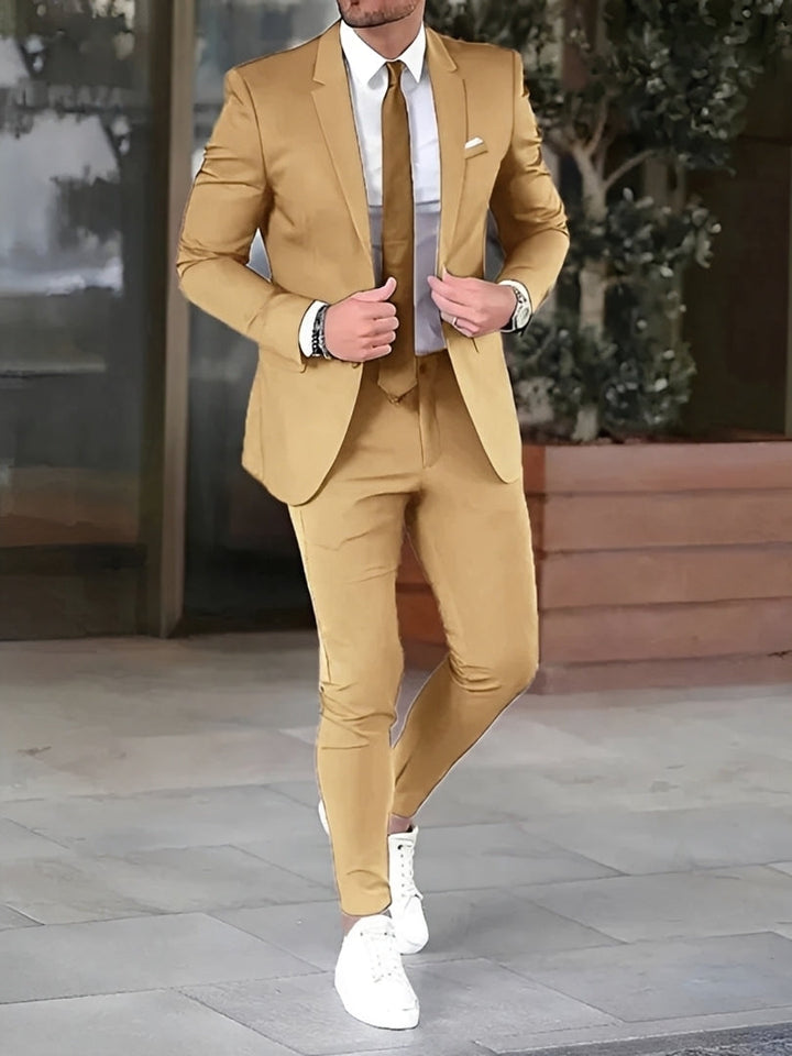 Mężczyzna w eleganckim żółtym garniturze slim fit Zion prezentujący stylizację biznesową
