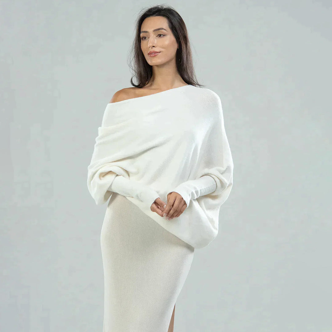 Damski sweter z dzianiny w zbliżeniu, pokazujący miękką fakturę materiału i wykończenie