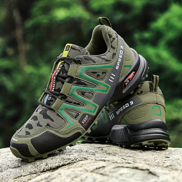Zielone wodoodporne buty trekkingowe prezentowane na skale w lesie