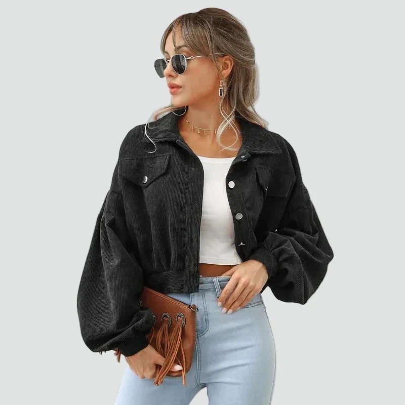 Krótka kurtka sztruksowa w stylu retro w stylizacji codzienne miejskiej