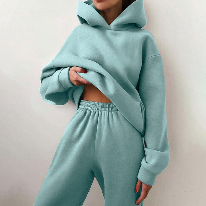 Stylowy dres dwuczęściowy damski w codziennej, miejskiej stylizacji