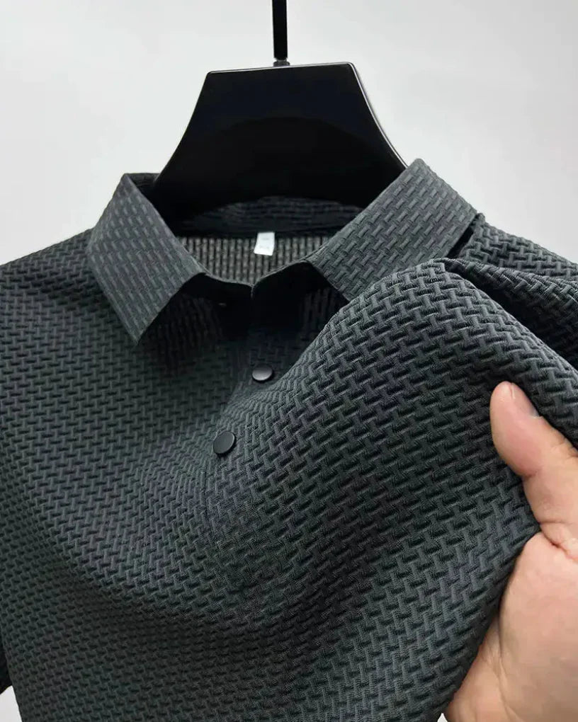 Szara męska koszulka polo z eleganckim kołnierzykiem na wieszaku