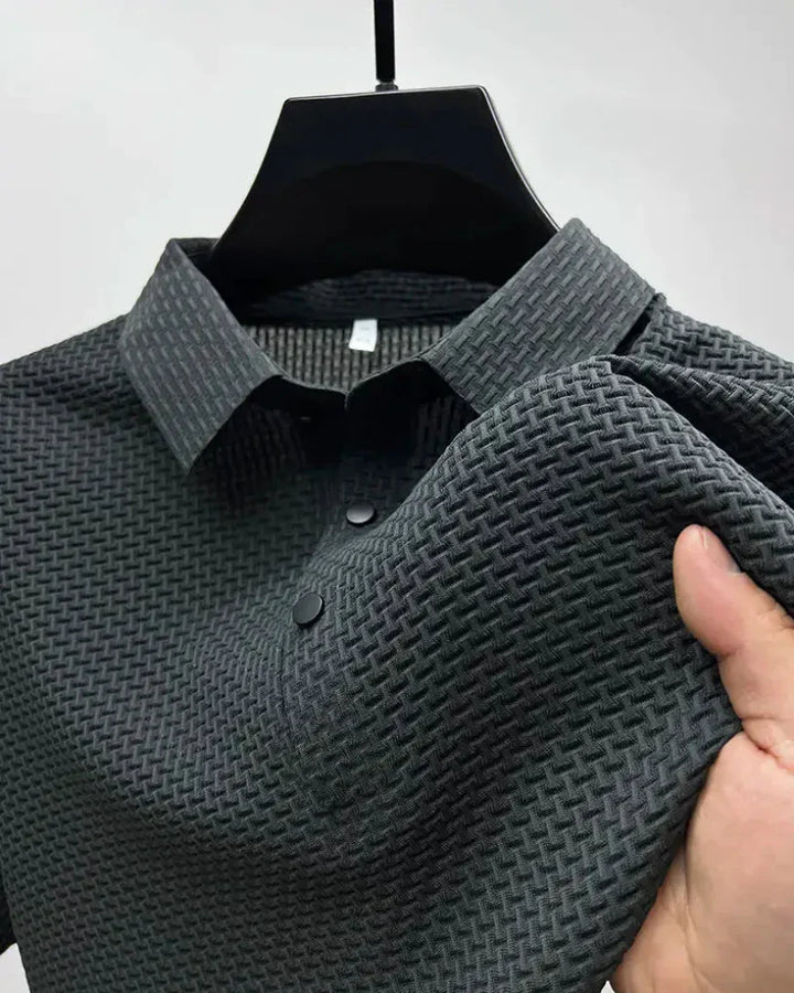 Szara męska koszulka polo z eleganckim kołnierzykiem na wieszaku
