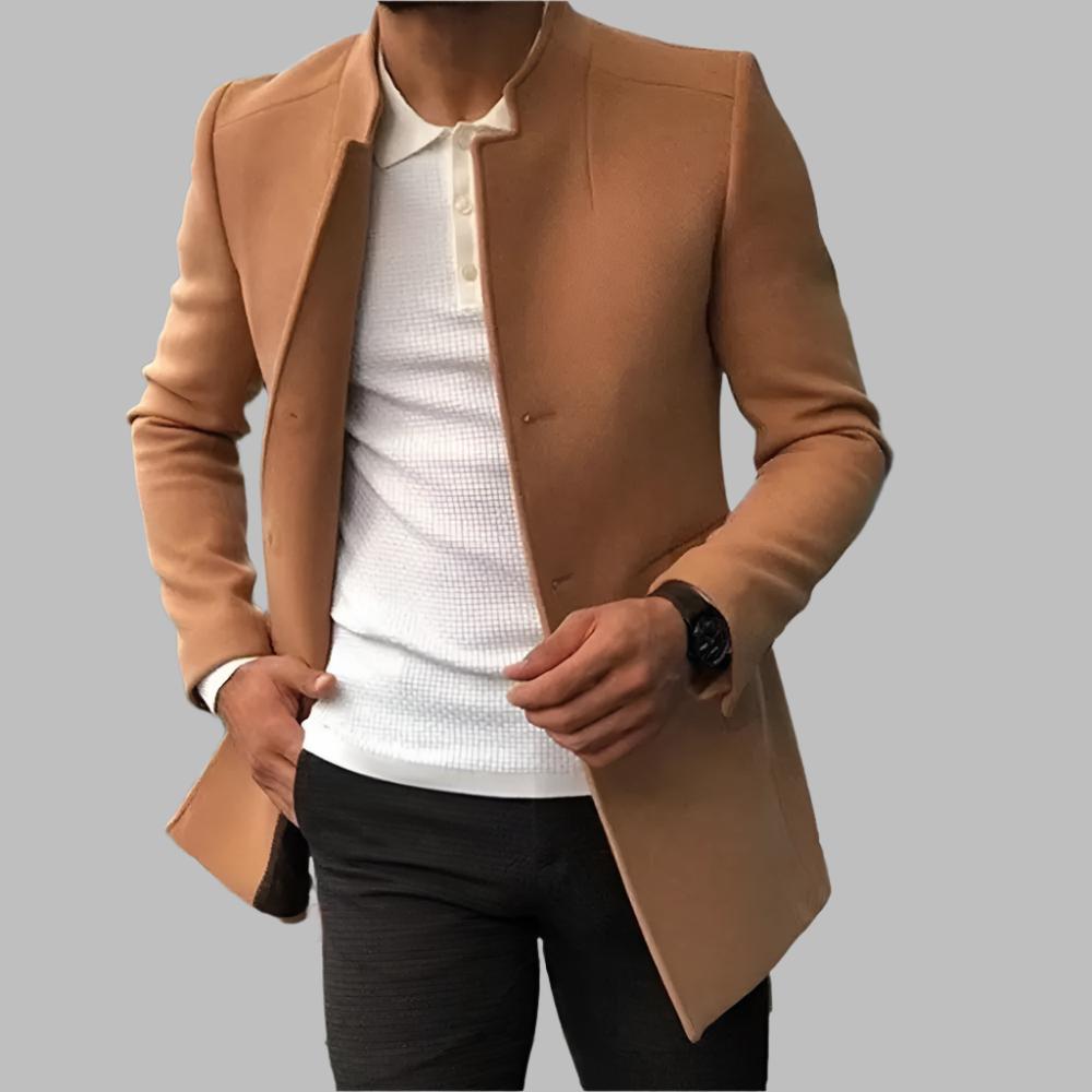 Męski elegancki płaszcz bez kołnierza w stylu casual, widok z boku
