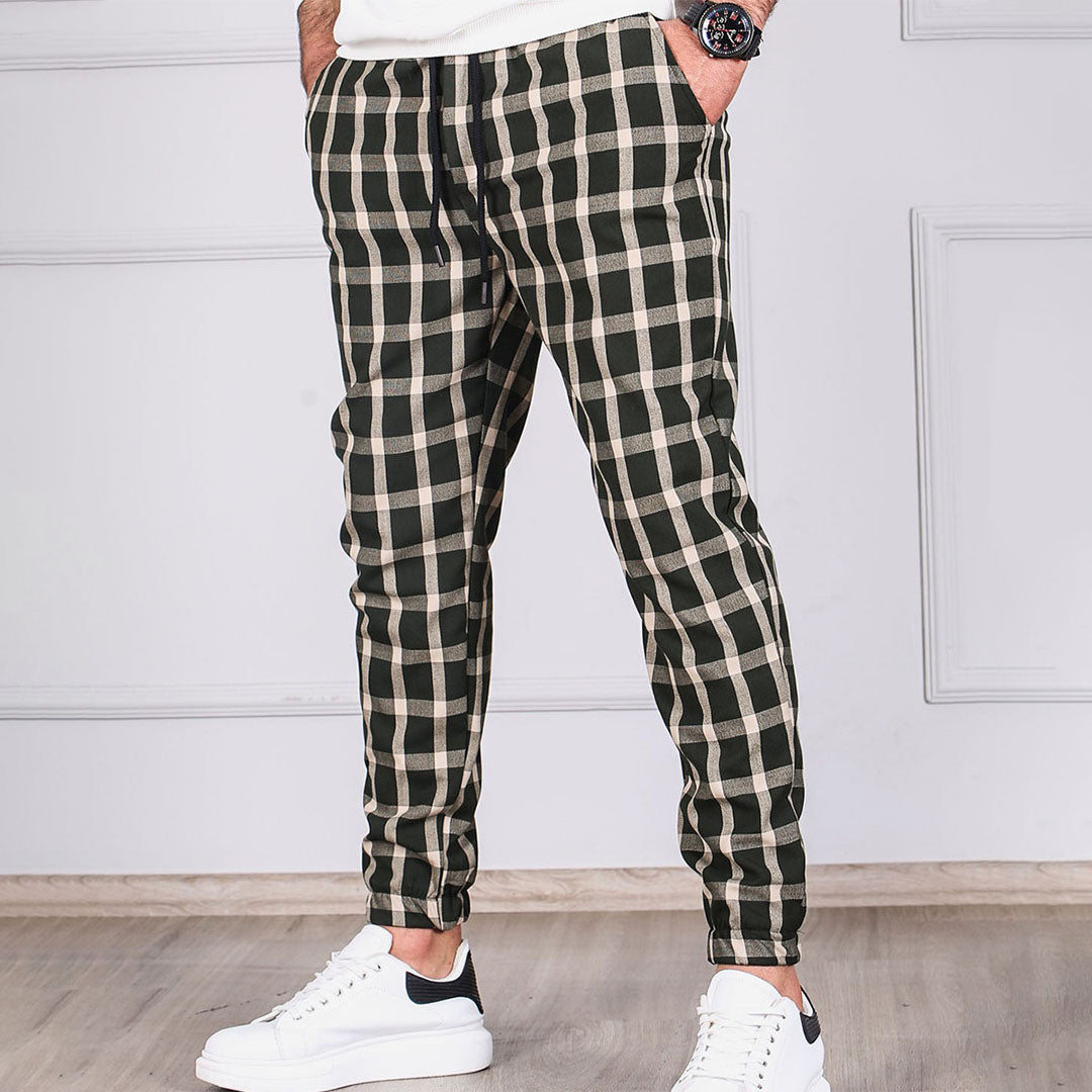 Męskie spodnie chinos w kratę w kolorze khaki prezentowane na sylwetce
