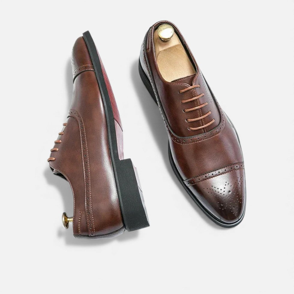 Eleganckie brązowe buty męskie ustawione pod kątem